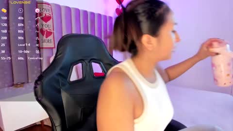 Snapshot of amelyamann chatting on 02-16-25, 12:21          online show from 02-16-25, 12:21