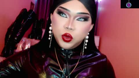 Snapshot of amiadoll chatting on 05-10-26, 02:22 Queen Mireska online show from 05-10-26, 02:22