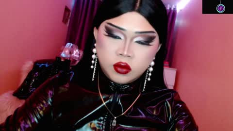 Snapshot of amiadoll chatting on 06-01-26, 12:51 Queen Mireska online show from 06-01-26, 12:51