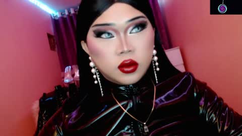 Snapshot of amiadoll chatting on 06-05-26, 03:40 Queen Mireska online show from 06-05-26, 03:40