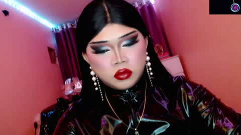Snapshot of amiadoll chatting on 06-08-26, 05:02 Queen Mireska online show from 06-08-26, 05:02