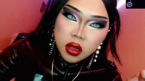 Snapshot of amiadoll chatting on 06-12-26, 01:10 Queen Mireska online show from 06-12-26, 01:10