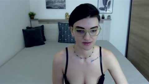Snapshot of amylexy chatting on 01-22-25, 01:11 Hi there guys  My pleasure in your hands  pvt is open online show from 01-22-25, 01:11
