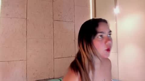 Snapshot of anaelle_bardin chatting on 06-01-26, 03:36 Anna online show from 06-01-26, 03:36