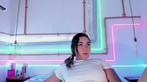 Snapshot of anaelle_bardin chatting on 06-20-26, 03:37 Anna online show from 06-20-26, 03:37