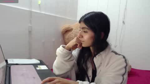 Anahi Browns online show from 12-17-25, 08:04