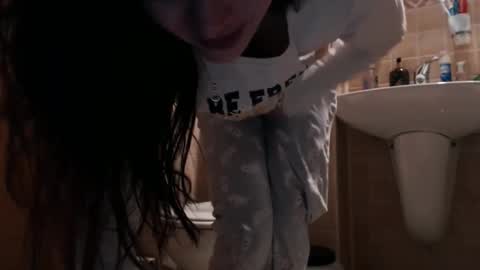 Snapshot of andrasweetie chatting on 05-02-26, 02:44 Andra online show from 05-02-26, 02:44