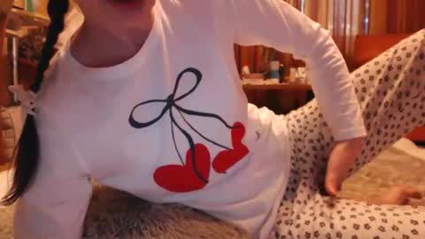 Snapshot of andrasweetie chatting on 06-13-26, 01:42 Andra online show from 06-13-26, 01:42