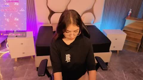 Snapshot of andrea_tay1 chatting on 06-08-26, 11:21 andrea_tay1 online show from 06-08-26, 11:21