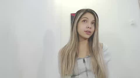 Snapshot of andreau_19 chatting on 09-11-25, 01:44 andreau 19 online show from 09-11-25, 01:44