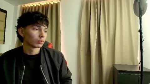 Snapshot of andres8975 chatting on 06-18-26, 01:04 Andres online show from 06-18-26, 01:04