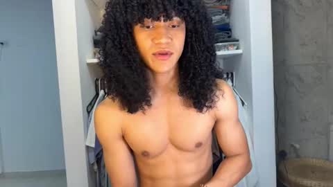 Snapshot of andres_troya chatting on 12-21-25, 01:35 andres online show from 12-21-25, 01:35