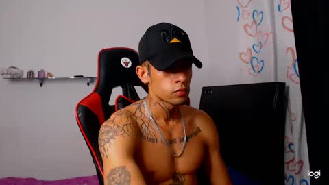 Snapshot of andres_white chatting on 10-17-25, 04:37 Andres white online show from 10-17-25, 04:37