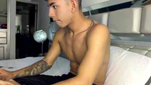 Snapshot of andrew_twink18 chatting on 05-16-26, 09:13 Andrew M. online show from 05-16-26, 09:13