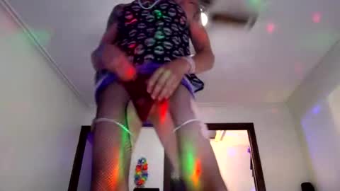 Snapshot of andrewgennie chatting on 10-22-25, 11:37 andrewgennie online show from 10-22-25, 11:37