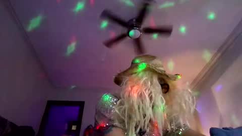 Snapshot of andrewgennie chatting on 11-15-25, 06:33 andrewgennie online show from 11-15-25, 06:33