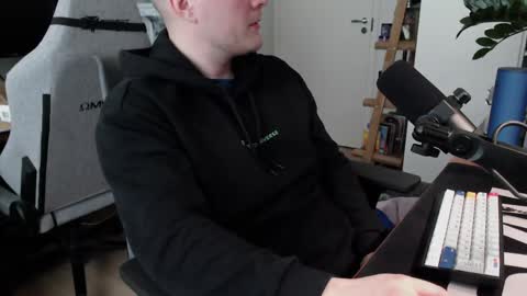 andycandy1994 online show from 04-26-26, 08:45