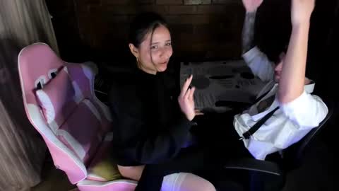 Snapshot of angel_and_yessi chatting on 01-15-25, 06:01 Angel y Yessi online show from 01-15-25, 06:01