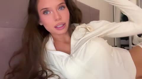 Snapshot of angel_isia chatting on 04-17-26, 09:40 isia online show from 04-17-26, 09:40