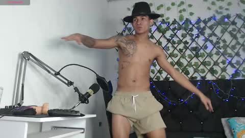 Snapshot of angel_latinguy chatting on 10-31-25, 08:43 Angel online show from 10-31-25, 08:43