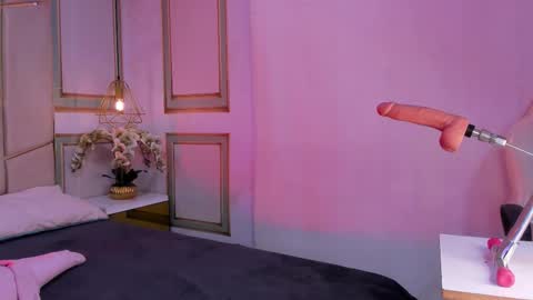 Snapshot of angel_vibes_ chatting on 09-22-25, 06:21 Angel online show from 09-22-25, 06:21