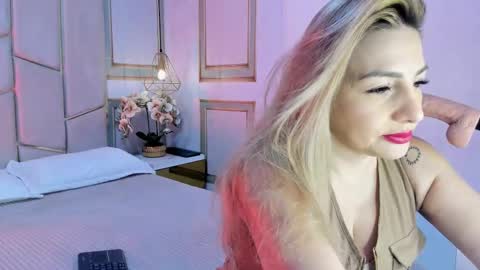 Snapshot of angel_vibes_ chatting on 01-06-26, 06:22 Angel online show from 01-06-26, 06:22