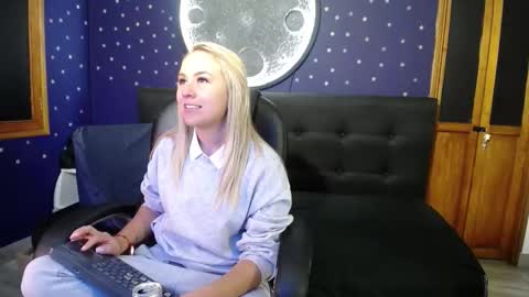 Snapshot of angel_white25 chatting on 12-05-25, 03:15 Angel online show from 12-05-25, 03:15