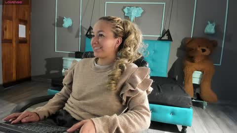 Snapshot of angel_white25 chatting on 04-10-26, 11:37 Angel online show from 04-10-26, 11:37