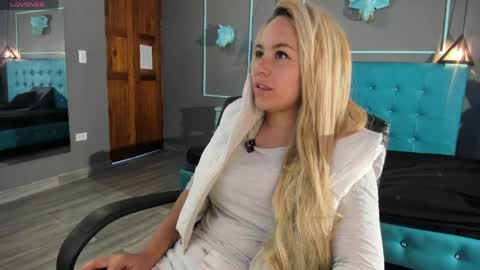 Snapshot of angel_white25 chatting on 04-11-26, 01:15 Angel online show from 04-11-26, 01:15