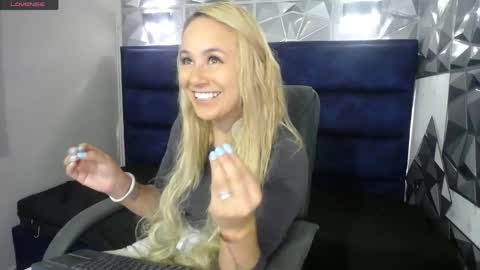 Snapshot of angel_white25 chatting on 04-16-26, 03:57 Angel online show from 04-16-26, 03:57