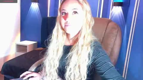 Snapshot of angel_white25 chatting on 04-17-26, 01:03 Angel online show from 04-17-26, 01:03