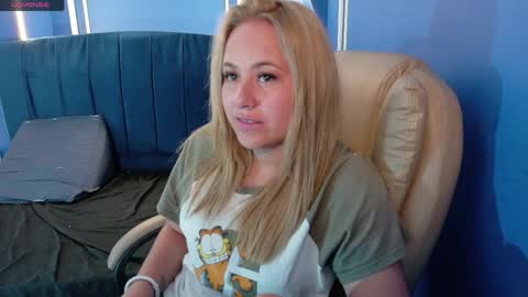 Snapshot of angel_white25 chatting on 04-19-26, 06:10 Angel online show from 04-19-26, 06:10