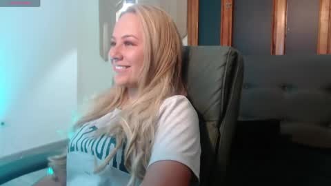 Snapshot of angel_white25 chatting on 05-04-26, 11:17 Angel online show from 05-04-26, 11:17