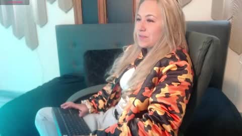 Snapshot of angel_white25 chatting on 05-06-26, 12:21 Angel online show from 05-06-26, 12:21
