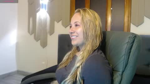 Snapshot of angel_white25 chatting on 05-09-26, 11:26 Angel online show from 05-09-26, 11:26