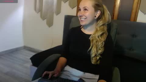 Snapshot of angel_white25 chatting on 05-10-26, 11:48 Angel online show from 05-10-26, 11:48