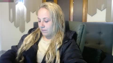 Snapshot of angel_white25 chatting on 05-11-26, 11:38 Angel online show from 05-11-26, 11:38