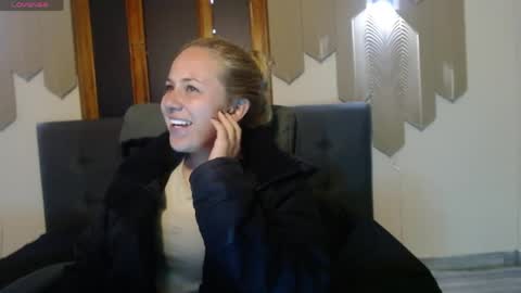 Snapshot of angel_white25 chatting on 05-11-26, 04:04 Angel online show from 05-11-26, 04:04