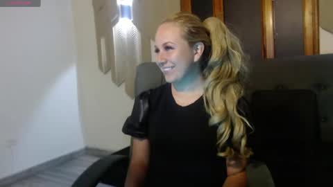 Snapshot of angel_white25 chatting on 05-12-26, 11:18 Angel online show from 05-12-26, 11:18