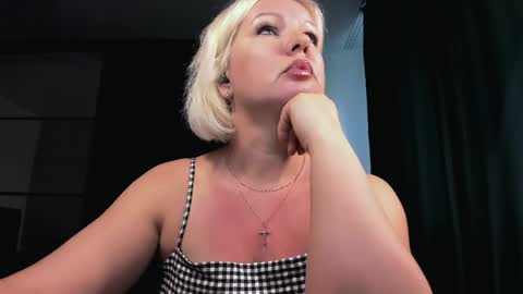 Snapshot of angelaroberti2 chatting on 06-05-26, 06:13 glow online show from 06-05-26, 06:13