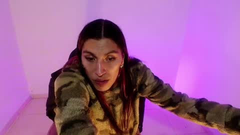 Snapshot of angele_johnson chatting on 05-13-26, 06:05 angele online show from 05-13-26, 06:05