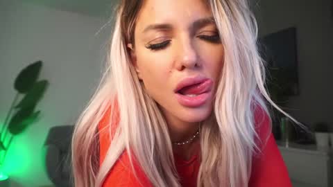 Snapshot of angeleyesblue25 chatting on 12-25-24, 01:31 annita online show from 12-25-24, 01:31