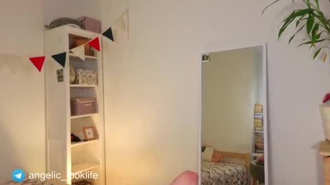 Snapshot of angelic_look chatting on 05-10-26, 04:23 Daniel online show from 05-10-26, 04:23