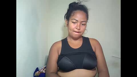 Snapshot of angelice33 chatting on 12-17-25, 06:19 angelice33 online show from 12-17-25, 06:19