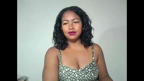 Snapshot of angelice33 chatting on 12-21-25, 05:03 angelice33 online show from 12-21-25, 05:03