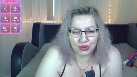 Snapshot of angelinaglam chatting on 10-13-25, 12:05 AngelinaGlam online show from 10-13-25, 12:05