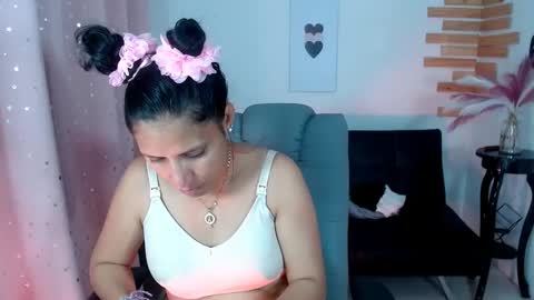Snapshot of angelitaa_hot chatting on 03-08-25, 09:40 angela online show from 03-08-25, 09:40