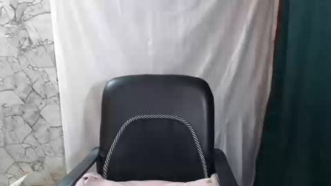 Snapshot of angelitaa_hot chatting on 10-16-25, 01:17 angela online show from 10-16-25, 01:17