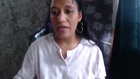 Snapshot of angelitaa_hot chatting on 05-04-26, 09:00 angela online show from 05-04-26, 09:00