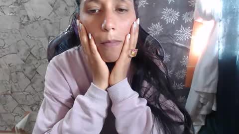 Snapshot of angelitaa_hot chatting on 05-11-26, 09:01 angela online show from 05-11-26, 09:01